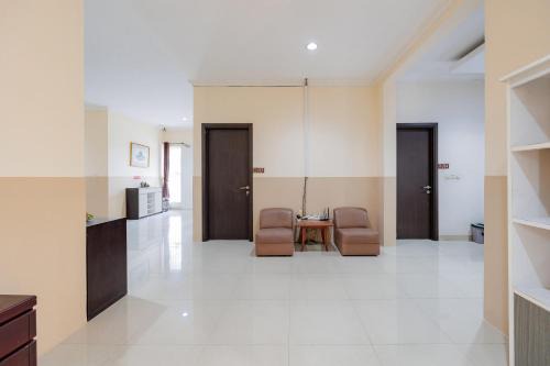 RedDoorz near Siloam Karawaci 3