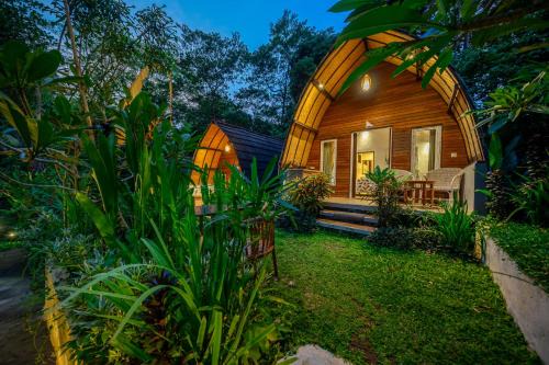 Riverside 3BR Bungalows with Pool, Jungle, ATV & Tubing - Ubud in Sukawati