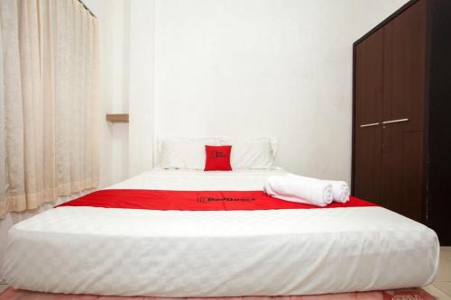 RedDoorz Syariah near Taman Bungkul