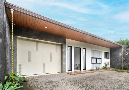 Villa in Bandung with Swimming Pool, Netflix & BBQ in Bandung