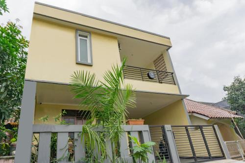 OYO Life 2216 Griya Jakasetia in Bekasi