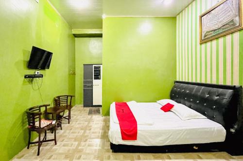 RedDoorz at MCLOS Syariah Guest House Rantau Perapat in Rantauprapat