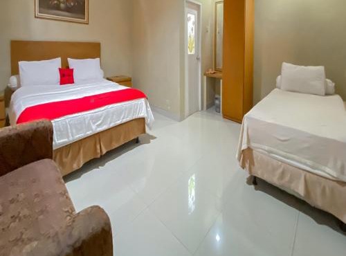 RedDoorz near Taman Bunga Nusantara in Pasirhuni