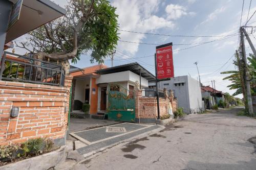 RedDoorz near Buleleng Harbour 2 in Singaraja