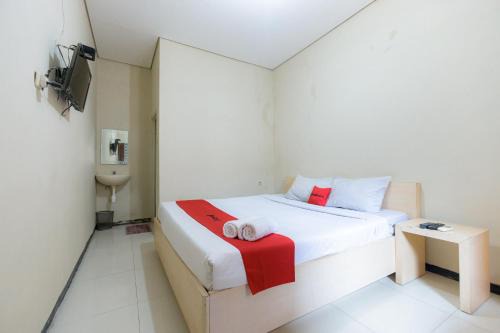 RedDoorz at Osuko Residence Sukomanunggal Jaya in Surabaya