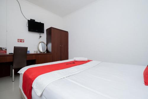 RedDoorz near Bukit Darmo Golf in Surabaya