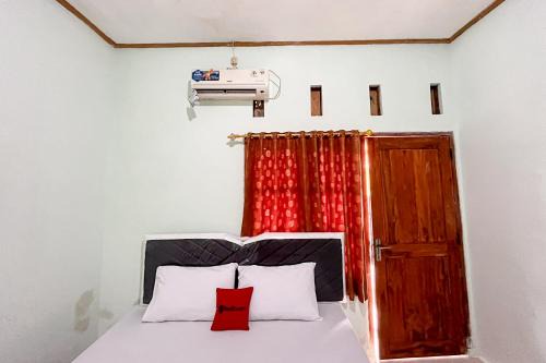 RedDoorz Syariah near RS Bhayangkara Nganjuk in Nganjuk