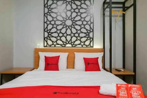 RedDoorz @ Manukan Surabaya in Surabaya