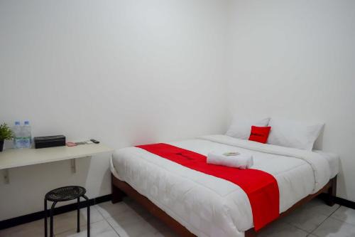RedDoorz near GOR Jatidiri Semarang in Jatingaleh