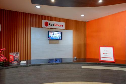 RedDoorz Plus near Hotel Benua Kendari in Pulupanda